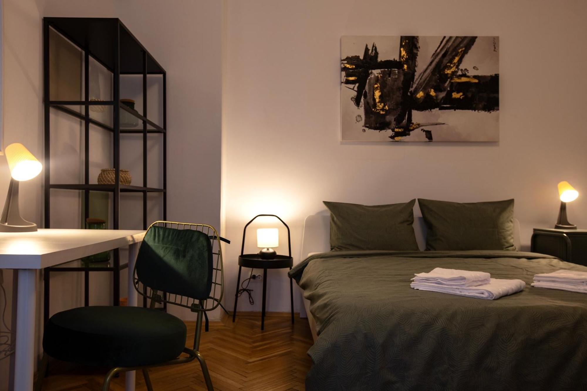 Ultracentral Hong Kong 3 Bdrm Apartment Bukarest Eksteriør billede